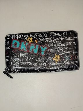 DKNY Black Graffiti vela Graffiti Zip Wallet